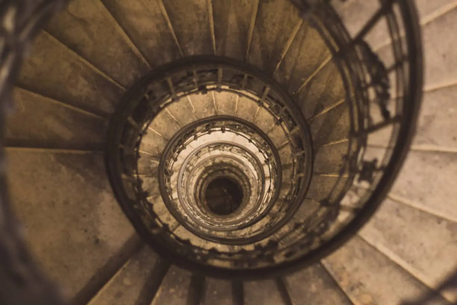 Alexandra Hirschbolz - Privatpraxis für Psychotherapie - Wendeltreppe